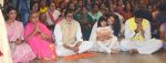 Abhishek Bachchan, Aishwarya Rai Bachchan, Amitabh Bachchan, Jaya Bachchan, Shweta Nanda at asthami pooja at ram krishna mission on 8th Oct 2016 (12)_57fb22460fe15.JPG