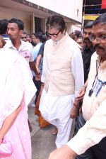 Amitabh Bachchan at asthami pooja at ram krishna mission on 8th Oct 2016 (59)_57fb22acdcd73.JPG