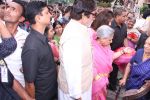 Amitabh Bachchan, Jaya Bachchan at asthami pooja at ram krishna mission on 8th Oct 2016 (57)_57fb2326c0ccd.JPG