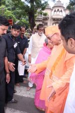 Amitabh Bachchan, Jaya Bachchan at asthami pooja at ram krishna mission on 8th Oct 2016 (58)_57fb23366bef3.JPG