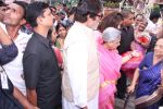 Amitabh Bachchan, Jaya Bachchan at asthami pooja at ram krishna mission on 8th Oct 2016 (64)_57fb23658b65d.JPG
