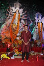 Ranbir Kapoor at durga pooja on 9th Oct 2016 (28)_57fb70524627f.JPG