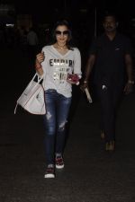 Ameesha Patel snapped at airport on 10th Oct 2016 (22)_57fc7eeed0f6f.JPG