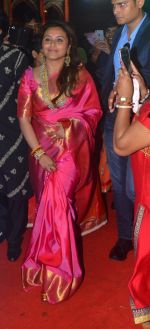 Rani Mukherjee at Durga Pooja on 10th Oct 2016 (2)_57fc7c42934e2.JPG