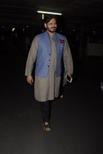 Vivek Oberoi snapped at airport on 10th Oct 2016 (28)_57fc7f430d5b3.JPG