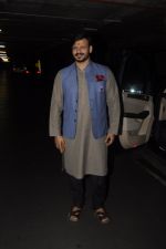 Vivek Oberoi snapped at airport on 10th Oct 2016 (36)_57fc7f68af41a.JPG