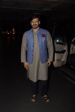 Vivek Oberoi snapped at airport on 10th Oct 2016 (37)_57fc7f6f99317.JPG