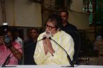 Amitabh Bachchan celebrates his birthday with media on 11th Oct 2016 (13)_57fdcc0270f66.JPG
