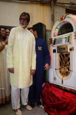 Amitabh Bachchan celebrates his birthday with media on 11th Oct 2016 (38)_57fdccb2d101f.JPG