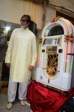 Amitabh Bachchan celebrates his birthday with media on 11th Oct 2016 (45)_57fdccf341a46.JPG