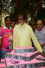 Amitabh Bachchan celebrates his birthday with media on 11th Oct 2016 (60)_57fdcdad65bdd.JPG