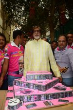 Amitabh Bachchan celebrates his birthday with media on 11th Oct 2016 (61)_57fdcdbc34279.JPG