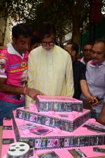 Amitabh Bachchan celebrates his birthday with media on 11th Oct 2016 (63)_57fdcdd80bac3.JPG