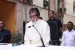 Amitabh Bachchan celebrates his birthday with media on 11th Oct 2016 (95)_57fdcf84cc7c0.JPG