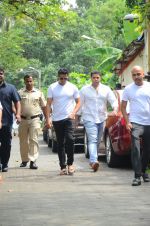 Akshay Kumar at Shilpa Shetty_s father_s funeral on 12th Oct 2016 (7)_57ff1af2b0d3c.jpg