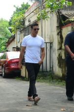 Akshay Kumar at Shilpa Shetty_s father_s funeral on 12th Oct 2016 (9)_57ff1affe730e.jpg