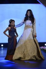 Sai Tamhankar at Smile Foundation charity fashion show on 13th Oct 2016 (71)_5800cff2bb9f1.JPG