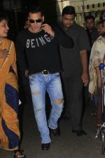 Salman Khan snapped at airport on 13th Oct 2016 (3)_5800be70e8ea5.JPG