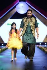 at Smile Foundation charity fashion show on 13th Oct 2016 (163)_5800d4aed1cc0.JPG