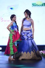 at Smile Foundation charity fashion show on 13th Oct 2016 (77)_5800d23f2a64b.JPG