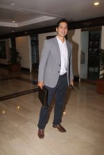 Dino Morea snapped at lobby of Trident for ET Panache trend setters awards on 14th Oct 2016 (21)_58022211759e9.JPG