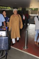 Javed Akhtar snapped at airport on 14th Oct 2016 (42)_5802191b2225f.JPG