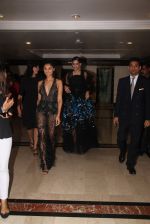 Sonam Kapoor snapped at lobby of Trident for ET Panache trend setters awards on 14th Oct 2016 (30)_5802222921fac.JPG