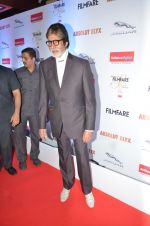 Amitabh Bachchan at Filmfare Glamour & Style Awards 2016 in Mumbai on 15th Oct 2016 (2182)_5804d76e06ccd.JPG