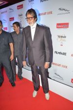 Amitabh Bachchan at Filmfare Glamour & Style Awards 2016 in Mumbai on 15th Oct 2016 (2183)_5804d76ec5972.JPG