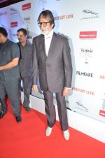Amitabh Bachchan at Filmfare Glamour & Style Awards 2016 in Mumbai on 15th Oct 2016 (2185)_5804d77047065.JPG