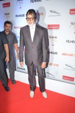 Amitabh Bachchan at Filmfare Glamour & Style Awards 2016 in Mumbai on 15th Oct 2016 (2191)_5804d7758e8d3.JPG