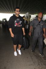 Arjun Kapoor snapped at airport on 16th Oct 2016 (12)_5804ddbf549c7.JPG