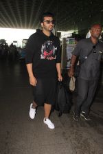 Arjun Kapoor snapped at airport on 16th Oct 2016 (13)_5804ddc0828e6.JPG