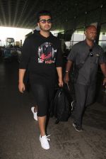 Arjun Kapoor snapped at airport on 16th Oct 2016 (14)_5804ddc1763a8.JPG