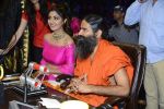 Baba Ramdev, Shilpa Shetty on the sets of Super Dancer on 16th Oct 2016 (106)_5804be6a0f8c8.JPG