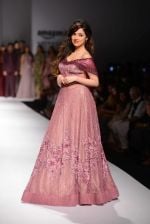 Divya Khosla Kumar walks for soltee by sulakshna monga on 16th Oct 2016 (11)_5804c0f90a61e.jpg