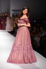 Divya Khosla Kumar walks for soltee by sulakshna monga on 16th Oct 2016 (12)_5804c0f9d1463.jpg