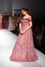 Divya Khosla Kumar walks for soltee by sulakshna monga on 16th Oct 2016 (14)_5804c0fc2e403.jpg