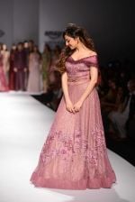 Divya Khosla Kumar walks for soltee by sulakshna monga on 16th Oct 2016 (15)_5804c0fd2161f.jpg