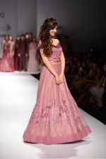 Divya Khosla Kumar walks for soltee by sulakshna monga on 16th Oct 2016 (21)_5804c10264a3e.jpg