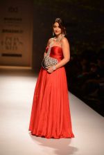 Ileana D Cruz walks for Abhishek Kankaria and shruti Tapuria at amazon day 5 on 16th Oct 2016 (23)_5804c12a9a88b.jpg