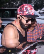 Ranveer Singh snapped in his signature cap on 16th Oct 2016 (10)_5804c3540d1d9.JPG