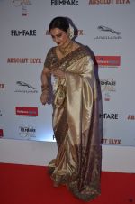 Rekha at Filmfare Glamour & Style Awards 2016 in Mumbai on 15th Oct 2016 (2042)_5804db82ace9b.JPG