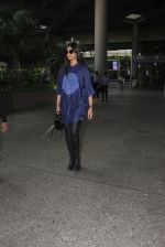 Sonam Kapoor snapped at airport on 17th Oct 2016 (41)_5804de0188c83.JPG
