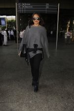 Sonakshi Sinha snapped at airport on 18th Oct 2016 (43)_58062b6d3cc34.JPG