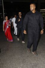Anil Kapoor snapped at airport on 19th Oct 2016 (2)_58086f87699b4.JPG