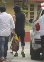 Shahid Kapoor snapped at his gym on 19th Oct 2016 (7)_5808754ccb909.JPG