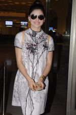 Urvashi Rautela snapped at airport on 20th Oct 2016 (14)_5809d9d3566ef.JPG