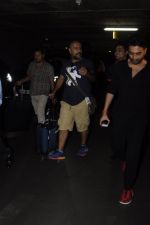 Vishal Dadlani snapped at airport on 20th Oct 2016 (2)_5809d9ce280be.JPG