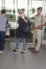 Neha Dhupia snapped at airport on 22nd Oct 2016 (42)_580c552bac57f.JPG